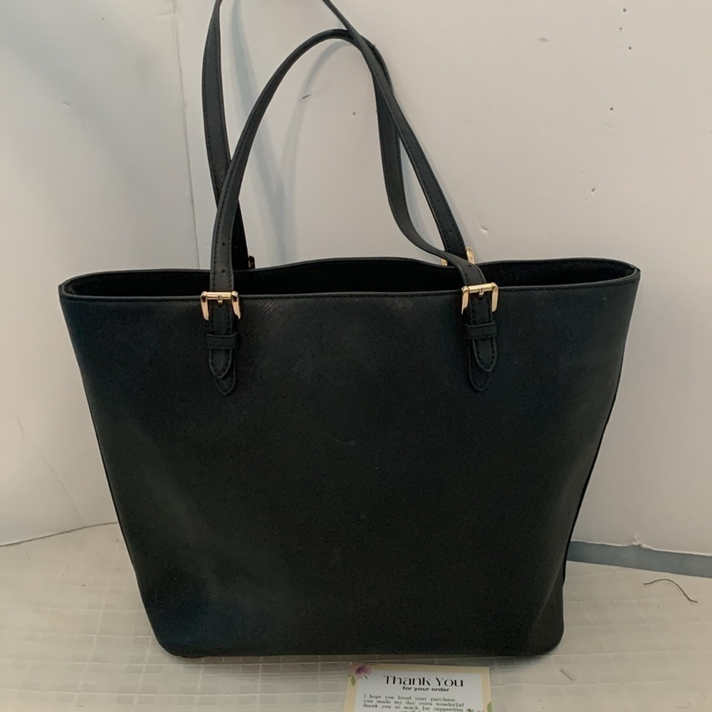 Michael Kors Jet Set Medium Black
Saffiano Leather Tote - Picture 2 of 8